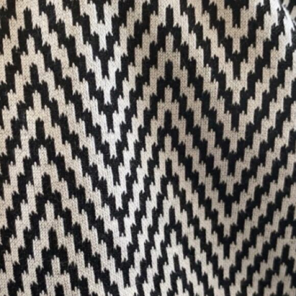 Liz Claiborne Short Sleeve Asymmetrical Top - Picture 4 of 7